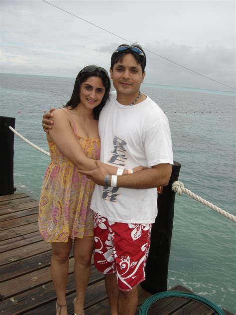 bhabhi leaked pics|Newly Married Indian Couple Honeymoon Photos